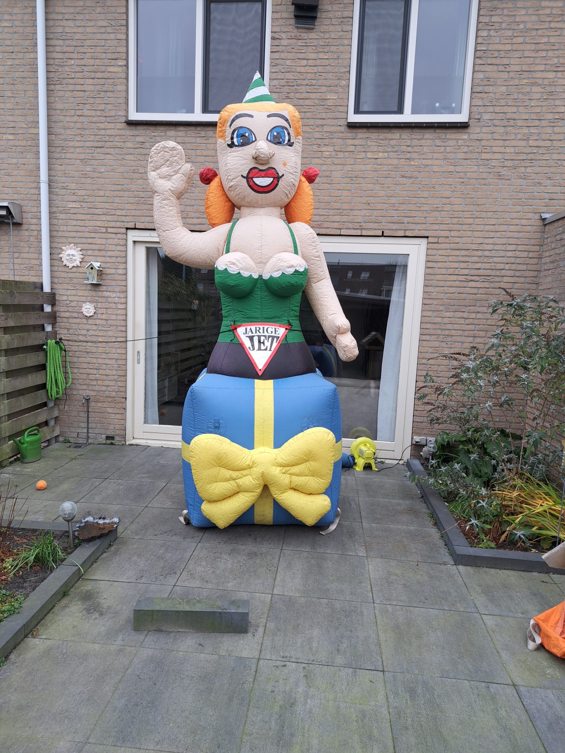 Opblaasfiguur Sarah Cartoon huren | Opblaaspop | Feestpop | Opblaasbare